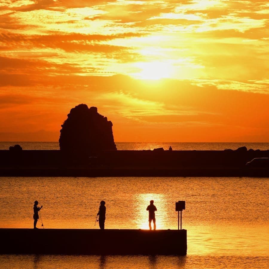 夕日と釣り人